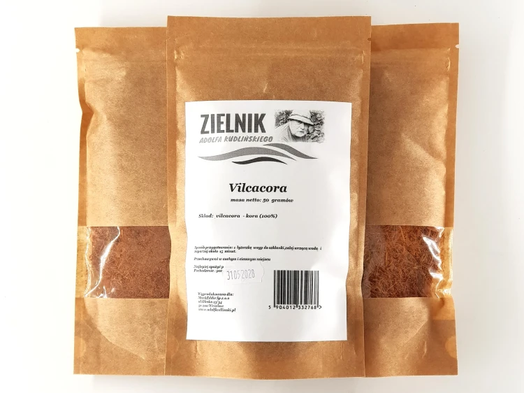 Zdjęcie przedstawia suszoną korę Vilcacora (Koci Pazur), znaną również jako Uncaria tomentosa. Produkt przeznaczony do przygotowania naparu. Wysokiej jakości surowiec zielarski dostępny w sklepie AdolfKudlinski.pl.