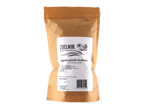 Zdjęcie przedstawia łuskane pestki dyni o naturalnym smaku i wysokiej jakości. Produkt doskonale sprawdza się jako dodatek do sałatek, pieczywa, musli, owsianek, granoli oraz wielu innych potraw. Dostępny w sklepie AdolfKudlinski.pl.