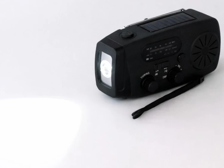 Radio awaryjne na korbkę z panelem solarnym, latarką LED i powerbankiem 2000 mAh